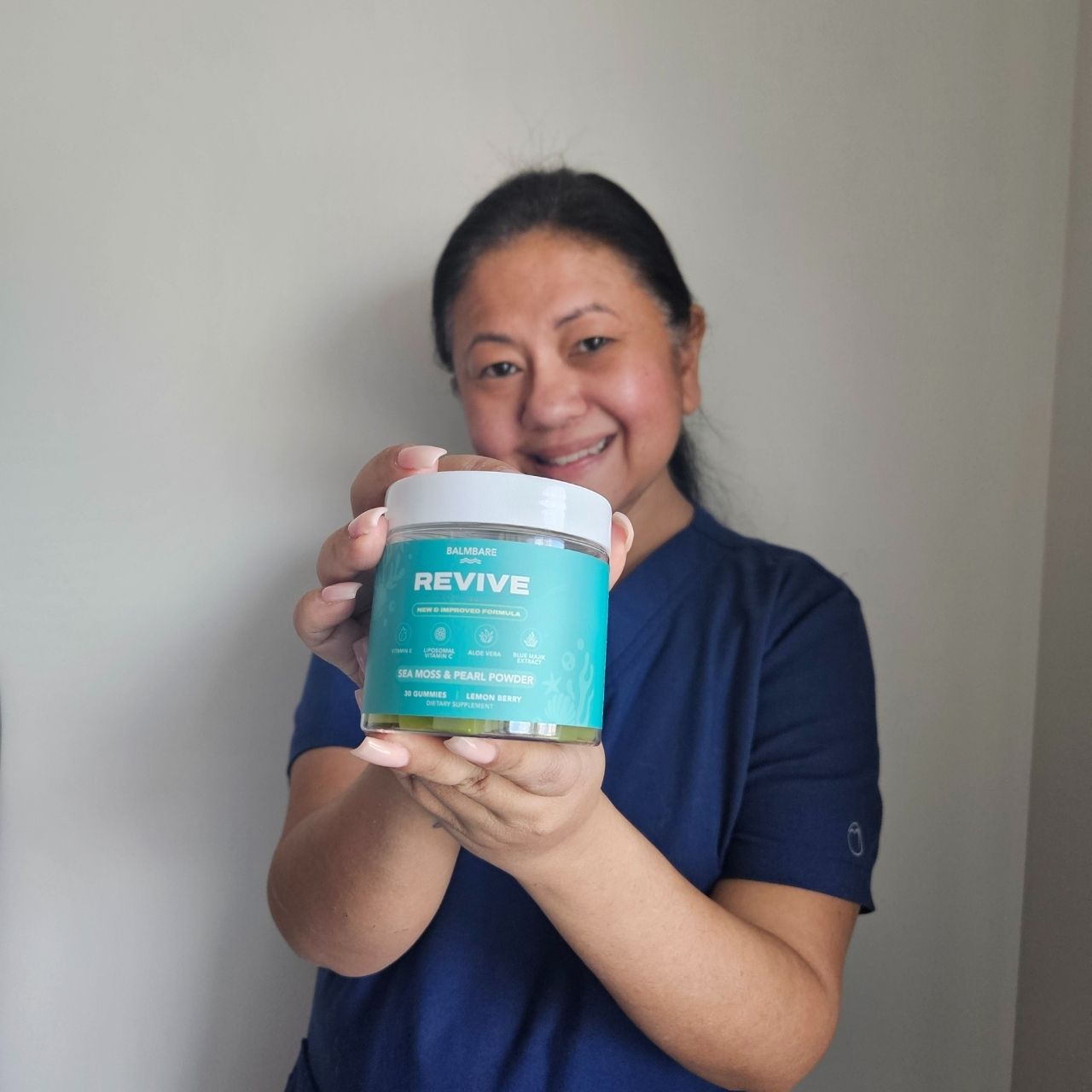 40oz insulated mug with a phone holder and free gifts included sign.